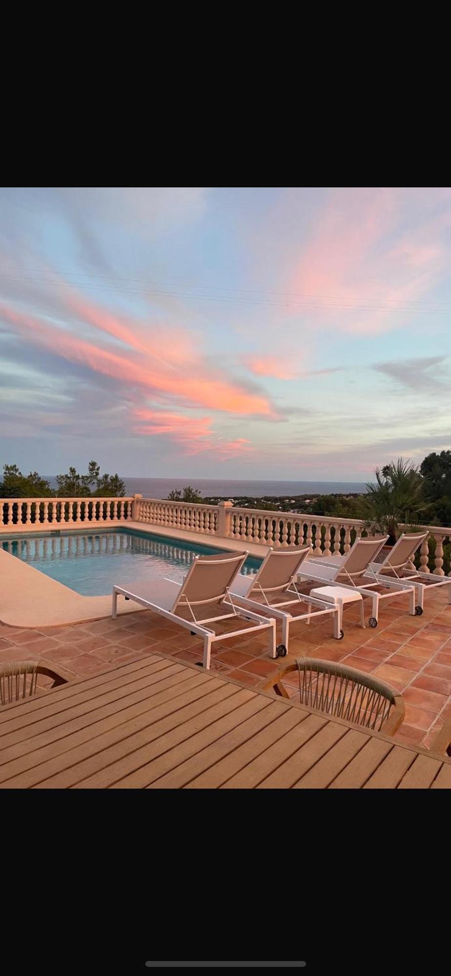 Stunning Sea Views And 3 Bedrooms Apartment